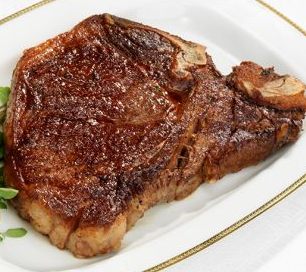 Gebakken T-bone met aardappels en groente